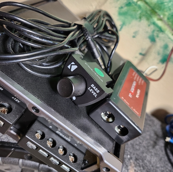 12Inch Kicker Subwoofer, Amp, box - Picture 3 of 8